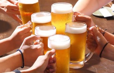 便秘人群需謹慎 三類食物加重腸道負擔，酒精飲料尤需警惕